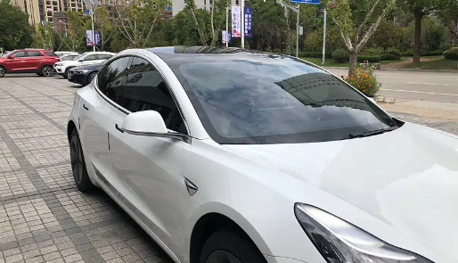 汽车玻璃膜撕下来为什么那么臭 如何撕掉汽车玻璃膜不留胶-小麦知识