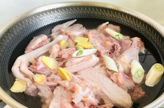 鸡肉冷水焯还是开水焯几分钟 鸡肉泡多久血水能泡出来-小麦知识