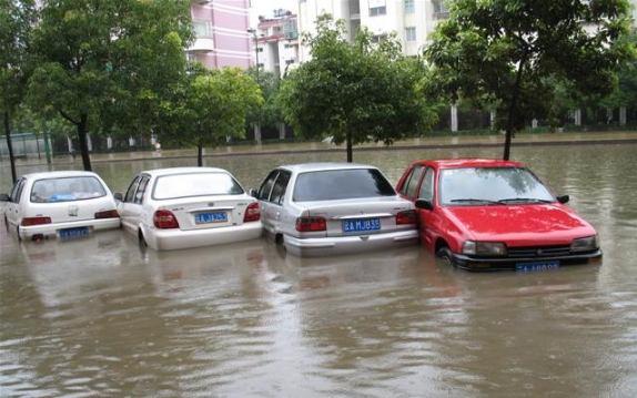 车子泡水是早点拖走还是晚点拖走好 汽车泡水谁安排拖车-小麦知识