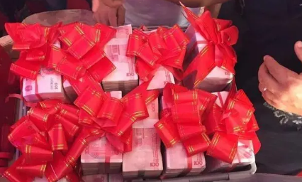 彩礼钱怎么给女方家 订婚当天给彩礼钱合适-小麦知识
