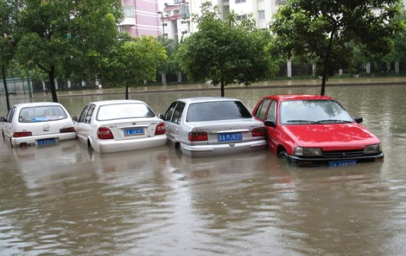 汽车泡水自己叫拖车还是等保险 车子淹水了是自己叫拖车吗-小麦知识
