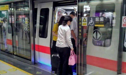 地铁门夹人是常事吗 如果地铁门夹到了人会不会松开-小麦知识