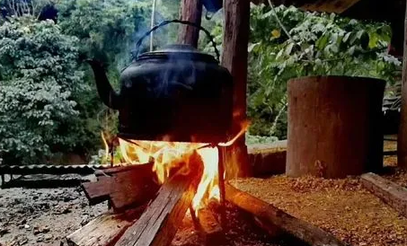 围炉煮茶是用泥炉好还是铁炉好 冬日里的围炉煮茶需要的材料都有啥-小麦知识