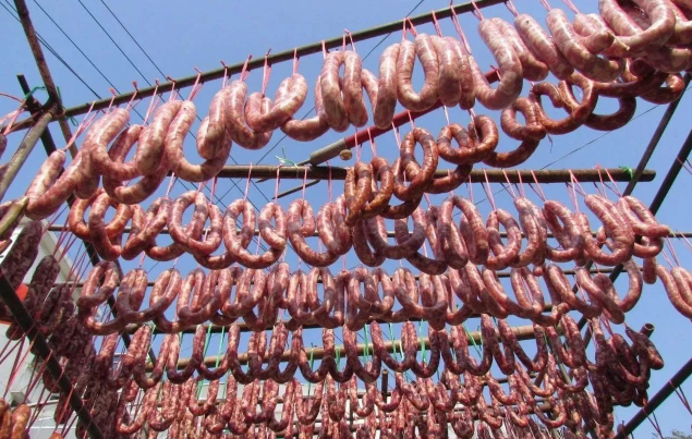 香肠灌好后可以在肠衣的表面抹点酱料吗 香肠灌好后可用酱料涂外面吗-小麦知识