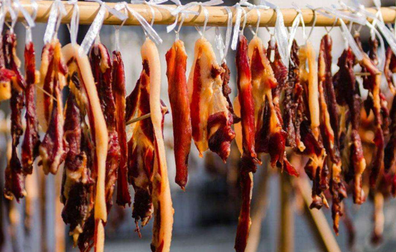 腊肉表面起白色的霉怎么处理 腊肉表面起白色的霉还能吃吗-小麦知识