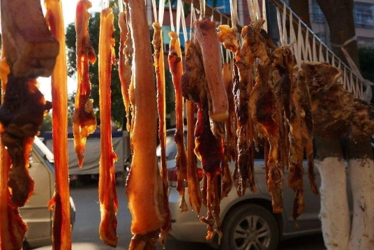 腊肉表面起白色的霉怎么处理 腊肉表面起白色的霉还能吃吗-小麦知识