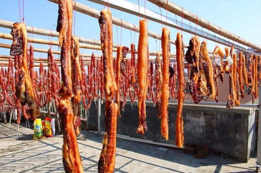 腊肉淋雨了可以用热风吹吗 腊肉淋雨了怎么办-小麦知识