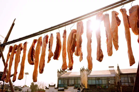 腊肉晒出盐霜是不是好了 腊肉晒出白霜是不是好了-小麦知识