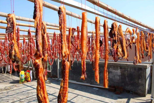 腊肉晒出油了是不是就可以吃了 腊肉出油了是不是就不用晒了-小麦知识