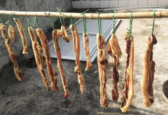 晒腊肉有苍蝇是不是肉坏的了 晒腊肉有苍蝇是不是没腌好-小麦知识