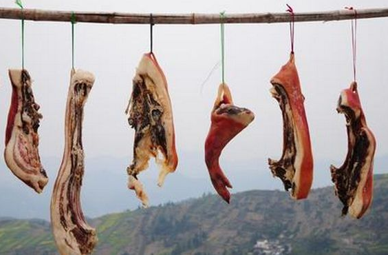 腌腊肉抹了盐是挂着腌吗 腌腊肉抹上盐就可以了吗-小麦知识