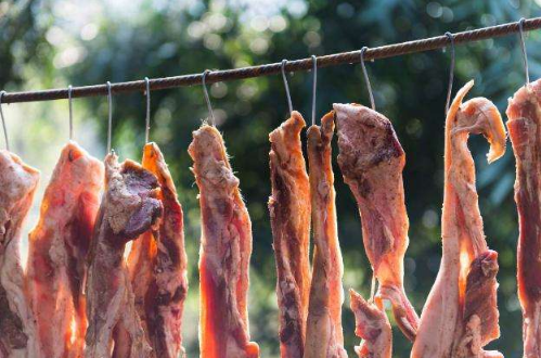 腊肉腌制24小时可以晾晒吗 腊肉腌制24小时可以挂起来了吗-小麦知识