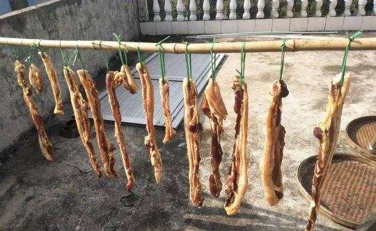 腊肉腌制24小时可以晾晒吗 腊肉腌制24小时可以挂起来了吗-小麦知识