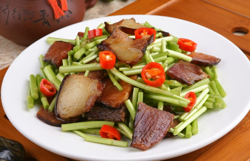 腊肉炒菜之前应该是煮还是蒸 腊肉炒菜之前怎么处理-小麦知识