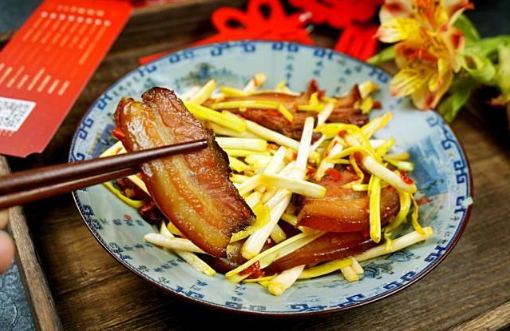 腊肉炒菜之前应该是煮还是蒸 腊肉炒菜之前怎么处理-小麦知识