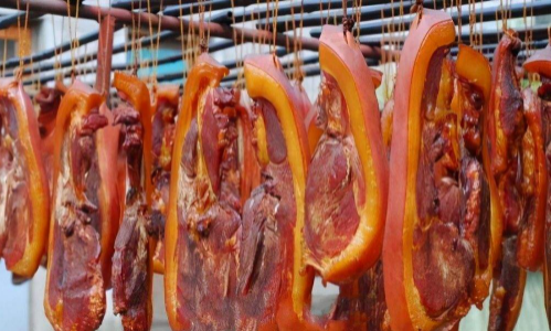 腊肉抹上盐和花椒没有腌过就晾晒可以吗 腊肉抹上盐还需要腌制吗-小麦知识