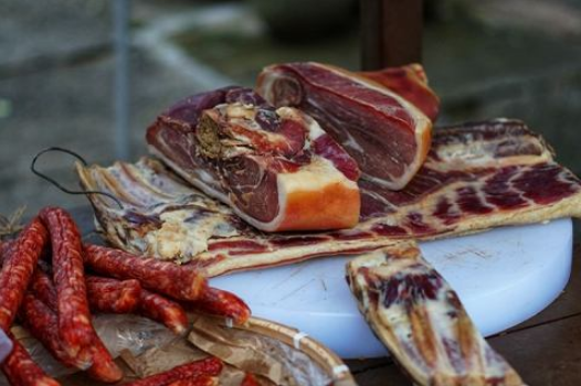 腊肉一直放在冷藏室的二年多了可以吃吗 腊肉一直冷冻后过期的能吃吗-小麦知识