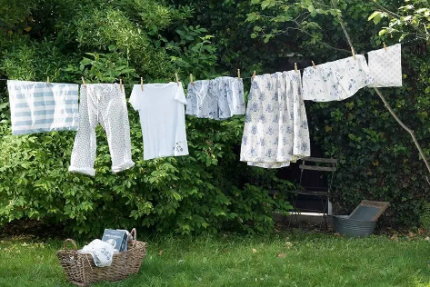 被雨淋了的衣服可以只用清水冲洗一遍吗 雨水淋的衣服要再用洗衣粉洗一遍吗-小麦知识