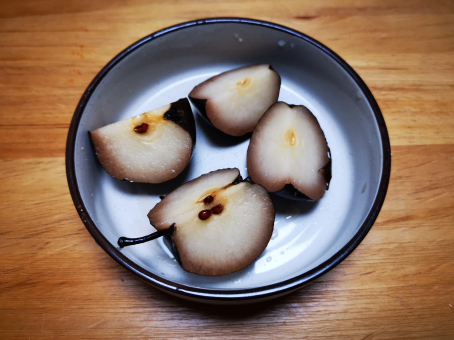 冻梨解冻用冷水比热水快吗 冻梨为什么用冷水比热水解冻快-小麦知识