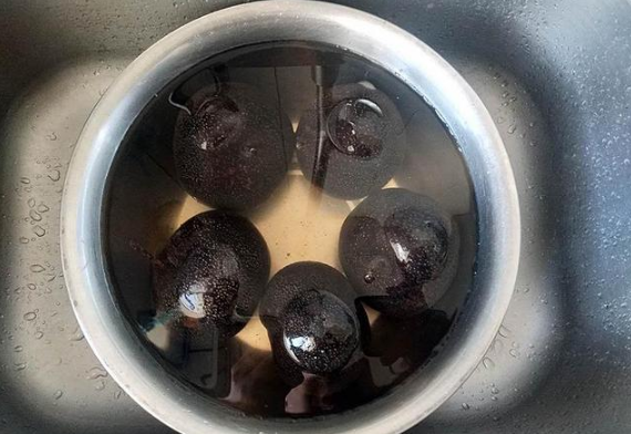 冻梨用什么水解冻比较好 冻梨用几度的水泡最好-小麦知识