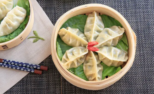蒸饺是水开了再放饺子还是凉水放饺子 蒸饺子是等水开了再放饺子还是什么-小麦知识