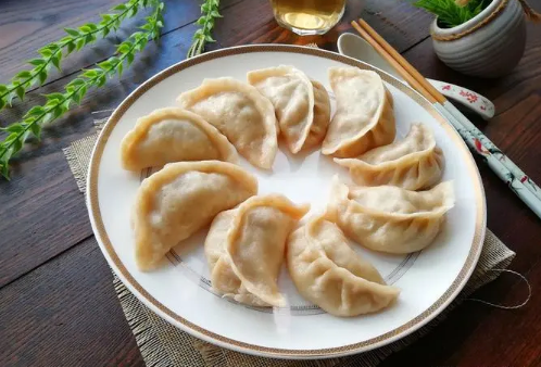 蒸饺是水开了再放饺子还是凉水放饺子 蒸饺子是等水开了再放饺子还是什么-小麦知识