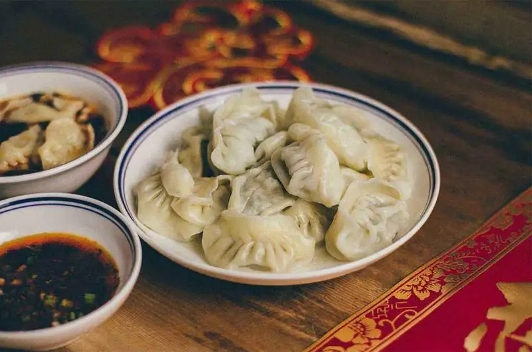 蒸饺子要抹油吗 蒸饺要不要先擦一层油-小麦知识