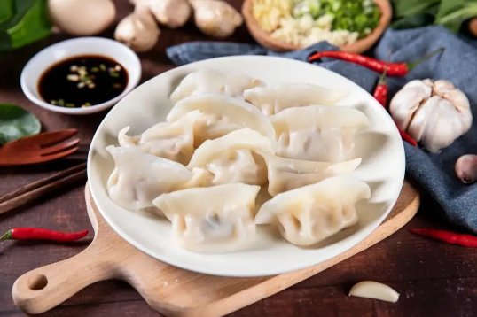 蒸饺子要抹油吗 蒸饺要不要先擦一层油-小麦知识