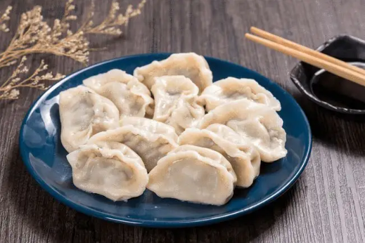 蒸饺子要抹油吗 蒸饺要不要先擦一层油-小麦知识