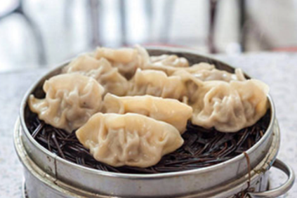 蒸饺子放什么不粘的方法 蒸饺子垫布用湿的还是干的-小麦知识