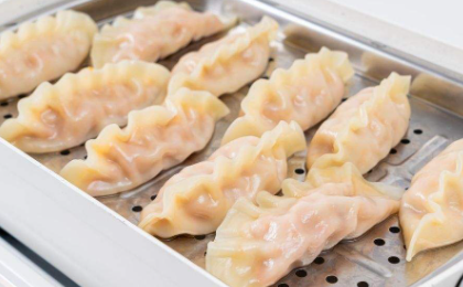 蒸饺子放什么不粘的方法 蒸饺子垫布用湿的还是干的-小麦知识