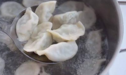 煮饺子用冷水还是热水和面 水煮饺子的面怎么和-小麦知识