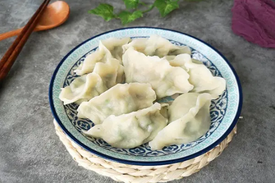 严重冻成一坨的饺子怎么吃 饺子冻成一坨了怎么办-小麦知识