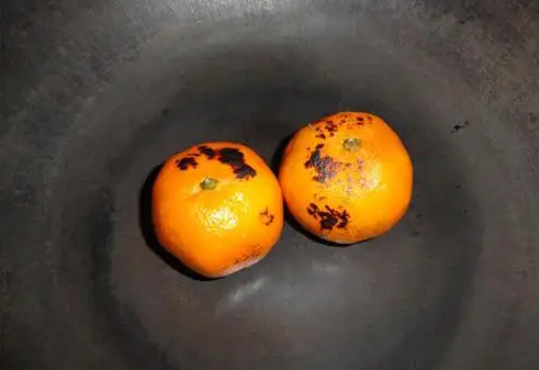 烤橘子的皮能吃吗 烤橘子要剥皮吃吗-小麦知识