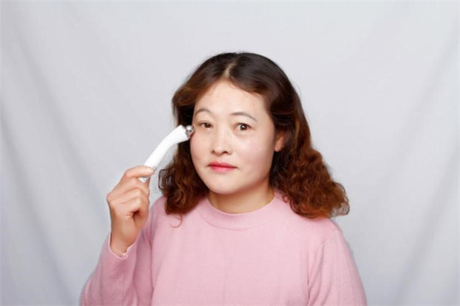 眼部抗皱按摩应该怎么做 眼部去皱按摩方法-小麦知识