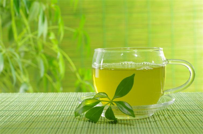 菊花茶为什么泡了会变成绿色的 为什么菊花泡完变绿色-小麦知识