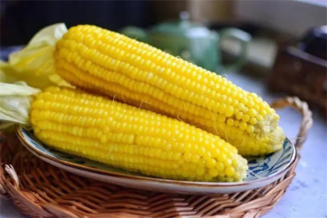 苞米要煮好变褐色了还能吃吗 玉米煮熟后呈褐色时可以吃吗-小麦知识