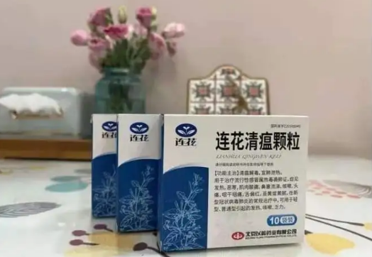 连花清瘟颗粒一次吃两包有事吗 连花清瘟颗粒一次喝两袋有副作用吗-小麦知识