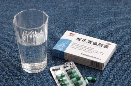 连花清瘟胶囊里面是粉末还是固体 连花清瘟胶囊里是块状的还是粉状的-小麦知识