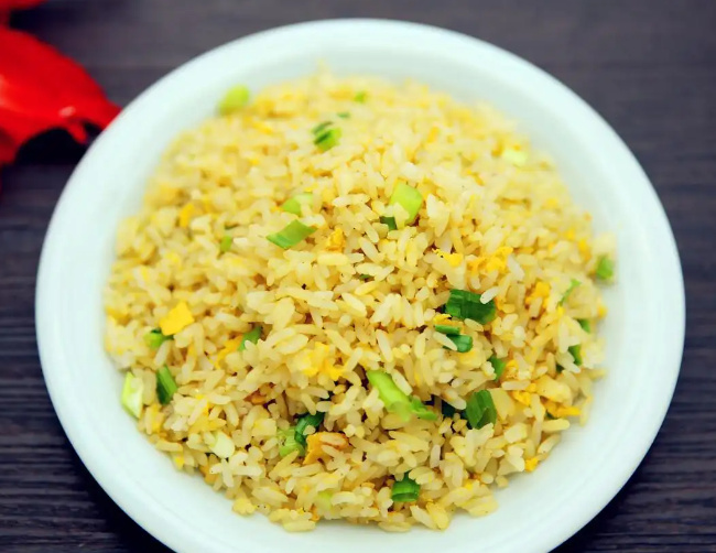 蛋炒饭一定要用过夜的米饭吗 蛋炒饭一定要用“隔夜饭”吗-小麦知识