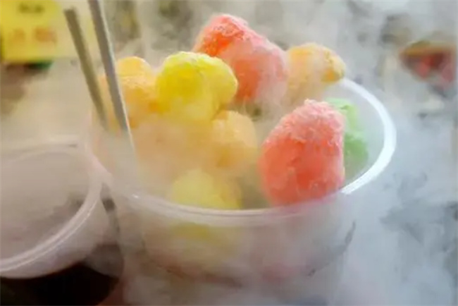 网红冒烟冰淇淋对身体有危险吗 网红冒烟冰淇淋对身体有害吗-小麦知识