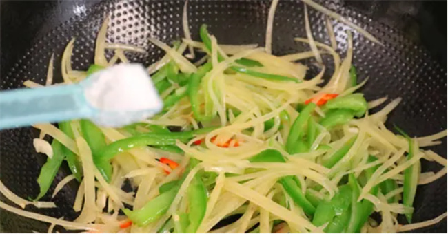 炒土豆丝不粘锅的方法 土豆丝怎么炒不粘锅-小麦知识