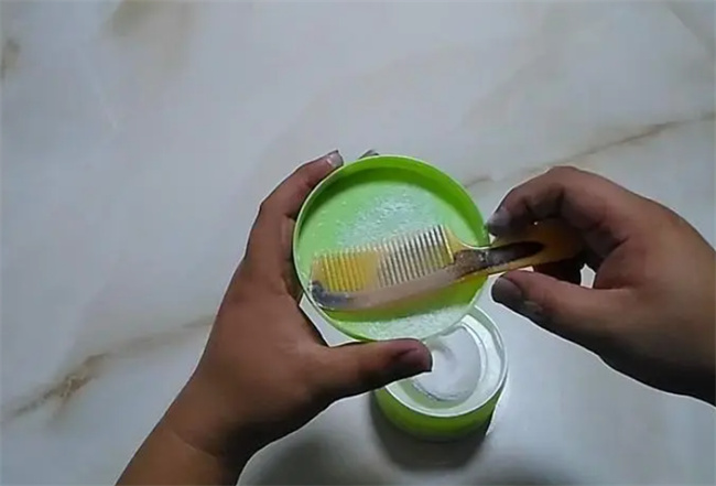 爽身粉涂头发能去油吗 爽身粉可以去头发油吗-小麦知识
