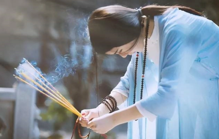 上香时先许愿还是先插香 上香时许愿还是跪拜时许愿-小麦知识
