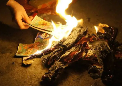 七月半能在家里烧纸钱吗 七月半烧纸是在家里烧还是外面烧-小麦知识